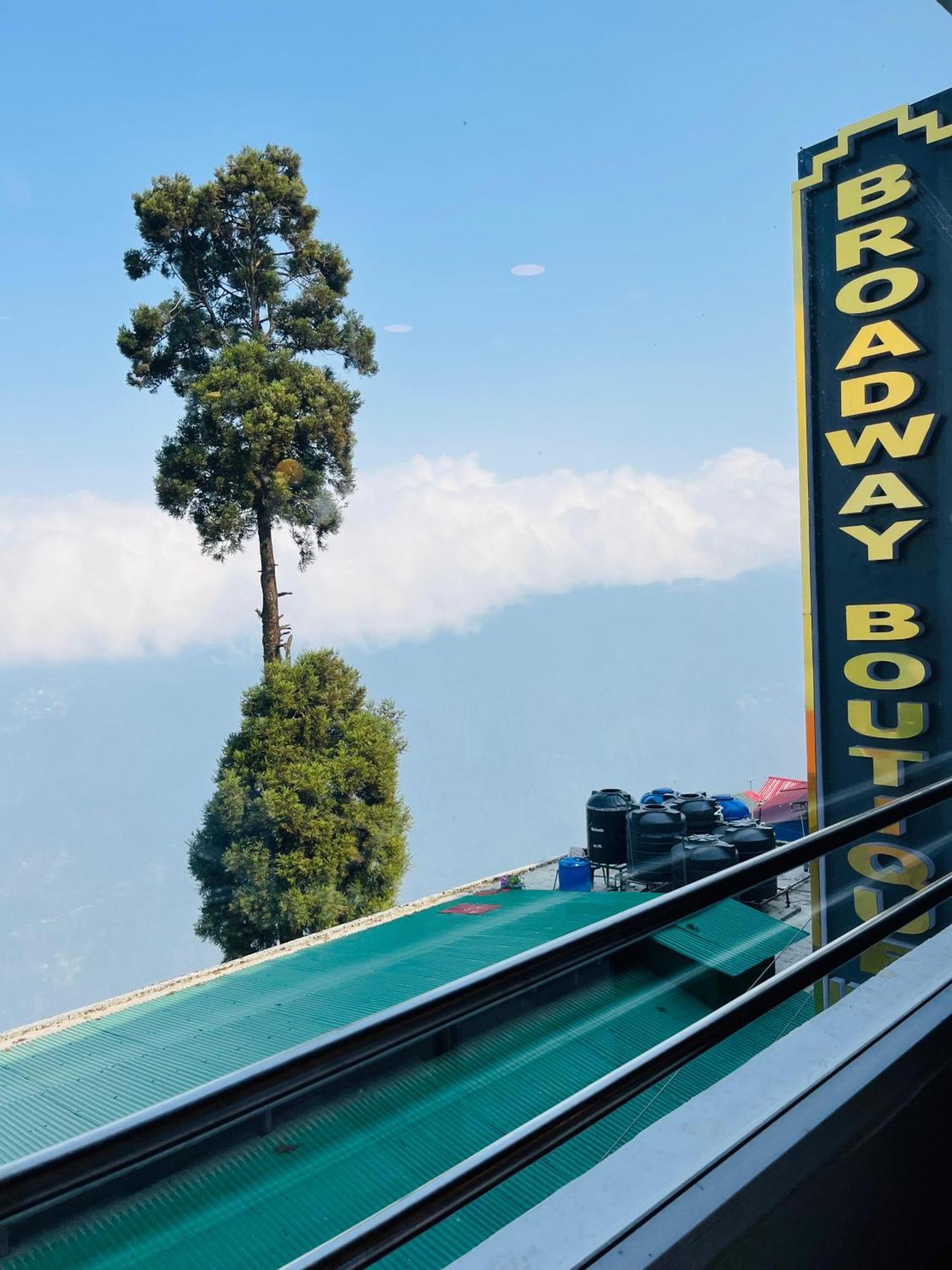 Luxury Stay At Hotel Broadway Boutique Mall Road Chowrasta Near Mahakal Temple Darjeeling (West Bengal) Exterior foto