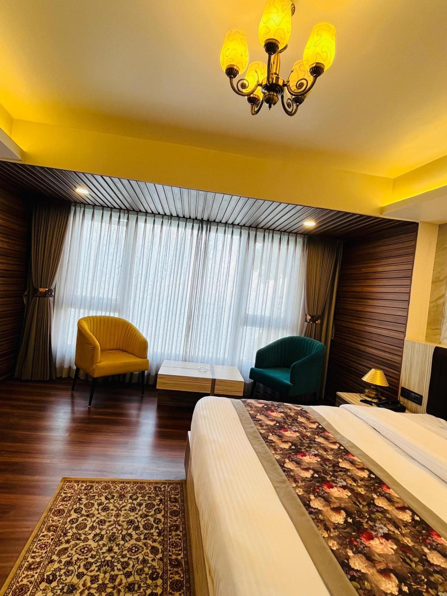 Luxury Stay At Hotel Broadway Boutique Mall Road Chowrasta Near Mahakal Temple Darjeeling (West Bengal) Exterior foto