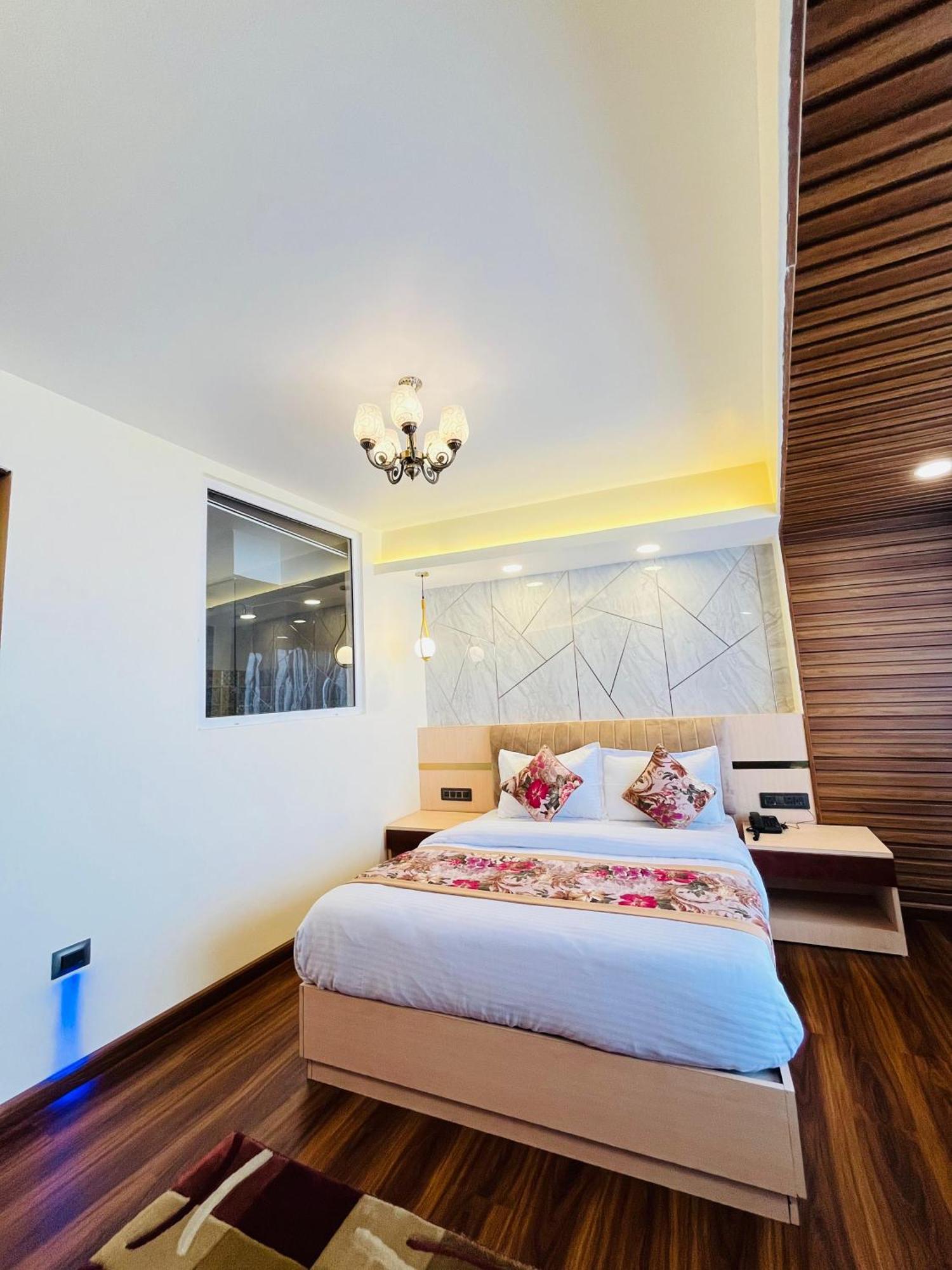 Luxury Stay At Hotel Broadway Boutique Mall Road Chowrasta Near Mahakal Temple Darjeeling (West Bengal) Exterior foto