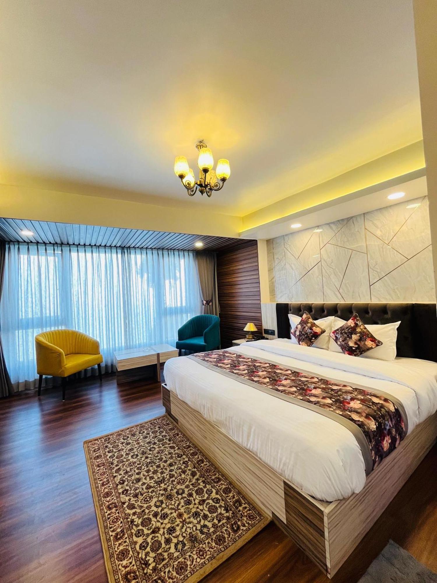 Luxury Stay At Hotel Broadway Boutique Mall Road Chowrasta Near Mahakal Temple Darjeeling (West Bengal) Exterior foto