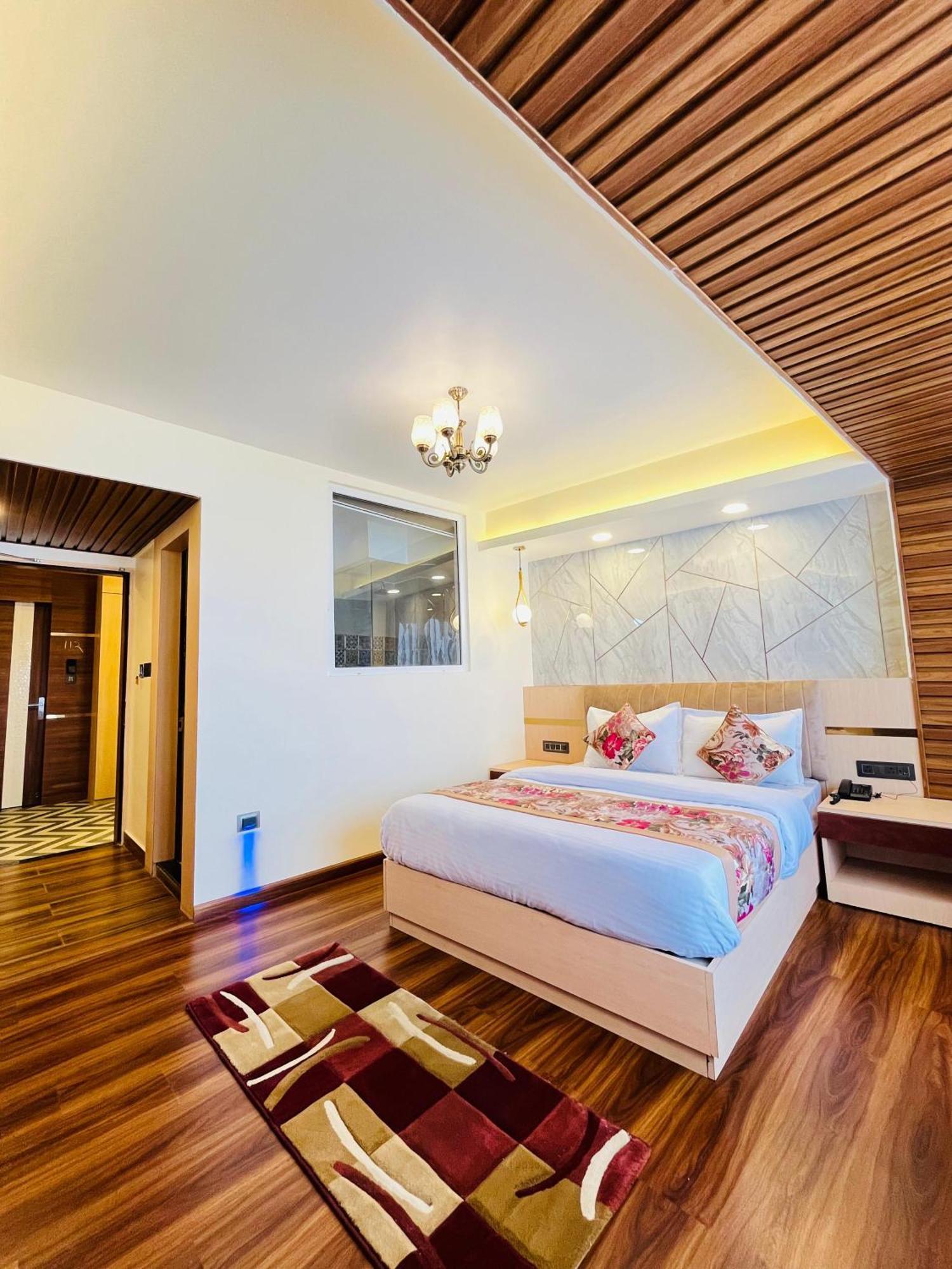 Luxury Stay At Hotel Broadway Boutique Mall Road Chowrasta Near Mahakal Temple Darjeeling (West Bengal) Exterior foto