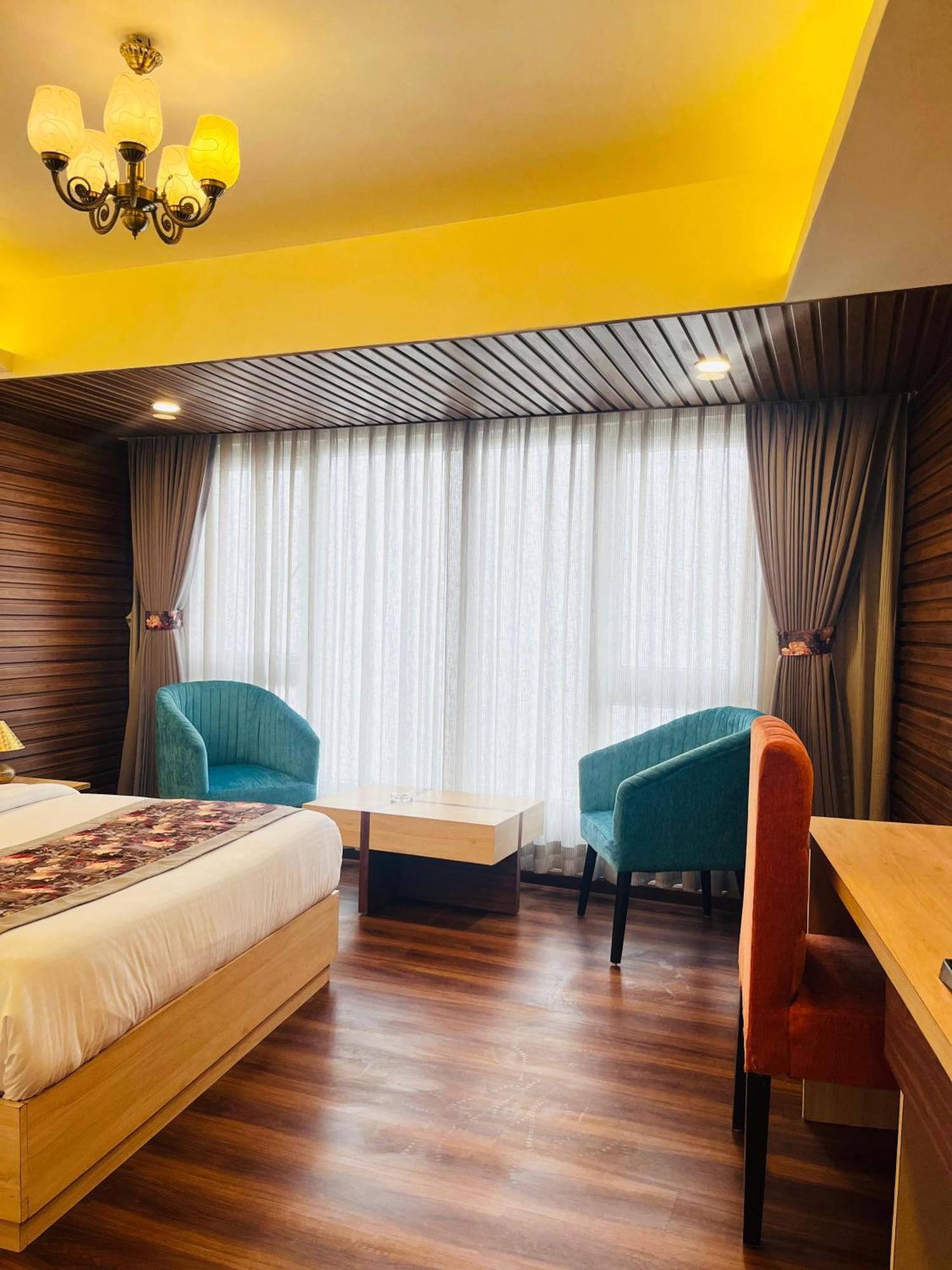 Luxury Stay At Hotel Broadway Boutique Mall Road Chowrasta Near Mahakal Temple Darjeeling (West Bengal) Exterior foto