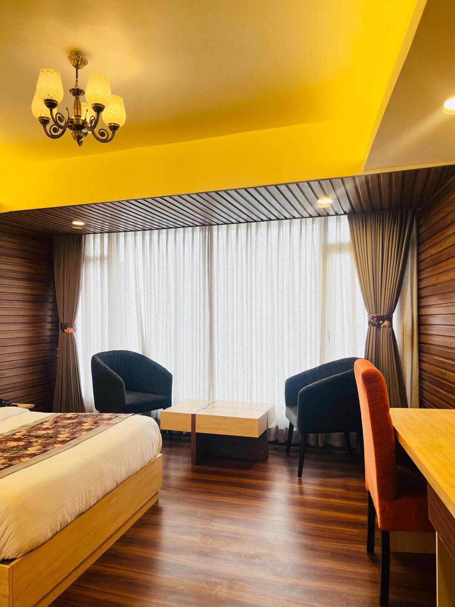 Luxury Stay At Hotel Broadway Boutique Mall Road Chowrasta Near Mahakal Temple Darjeeling (West Bengal) Exterior foto